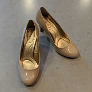Bandolino nude patent leather pumps size 7.5